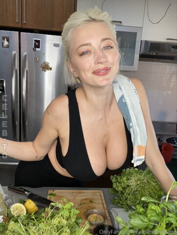 Caroline Vreeland Hot (2 photos)