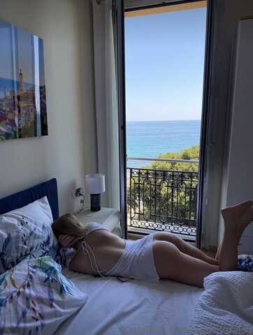 Caroline Zalog nude photo 7