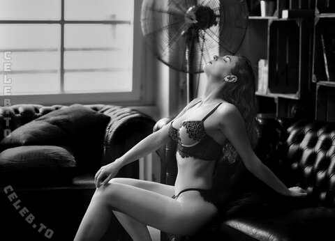 caro_petitemodel nude photo 7