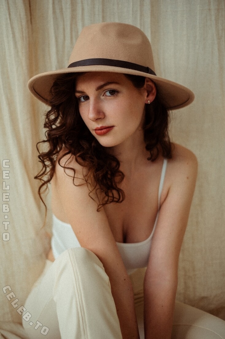 caro_petitemodel nude photo 4