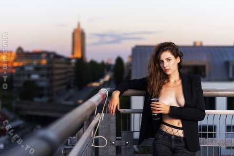 caro_petitemodel nude photo 4