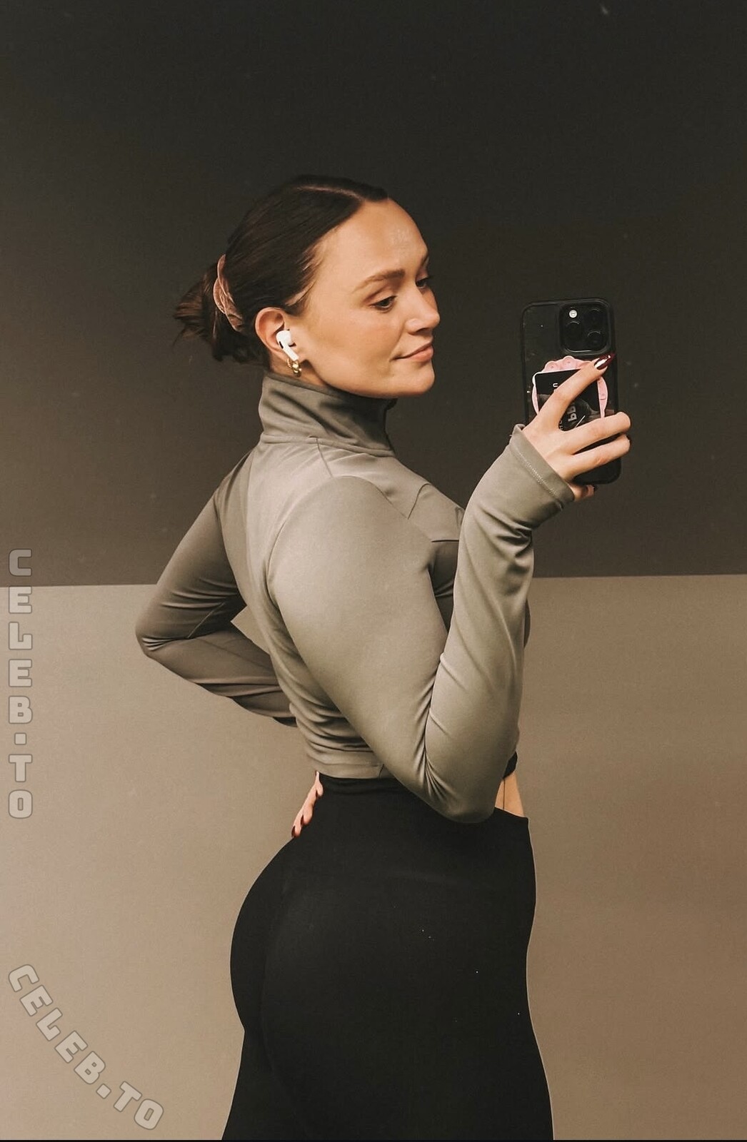 Caro.phie nude photo 2