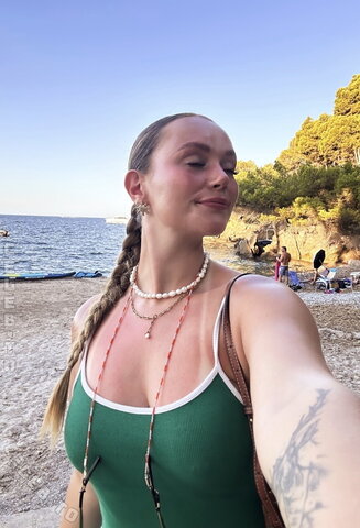 Caro.phie – Nipple piercing