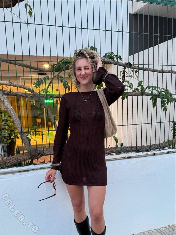 Cathi nude photo 12
