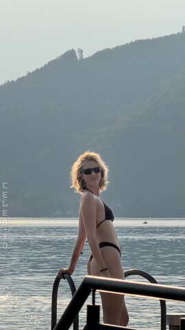 Cathi Hot (2 photos)