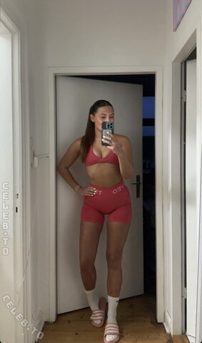 cayaangela – Older Instagram story! Caya shows massive ass in the gym