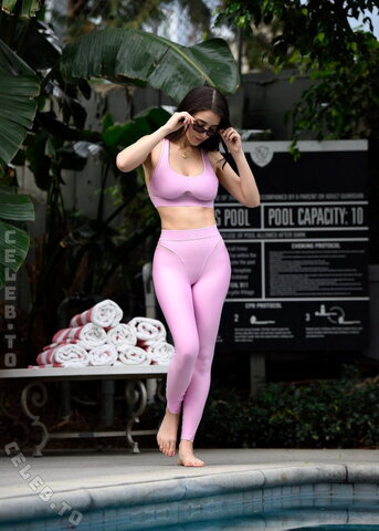 Caylee Cowan nude photo 8