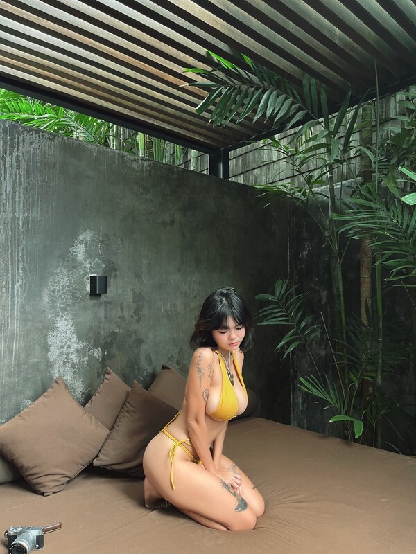 __c._.b_ nude photo 2