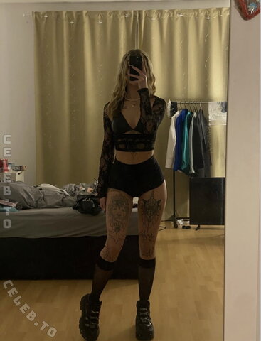 celiinxsaa nude photo 15