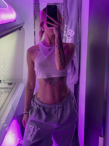 celiinxsaa nude photo 10