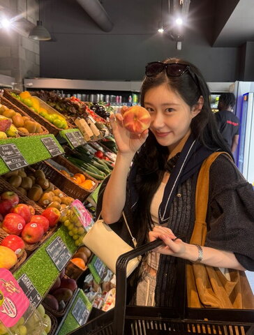 Chaeryeong nude photo 14