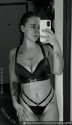 Charleen – This black harness set with the chains just feels unbeatable today ✨👙