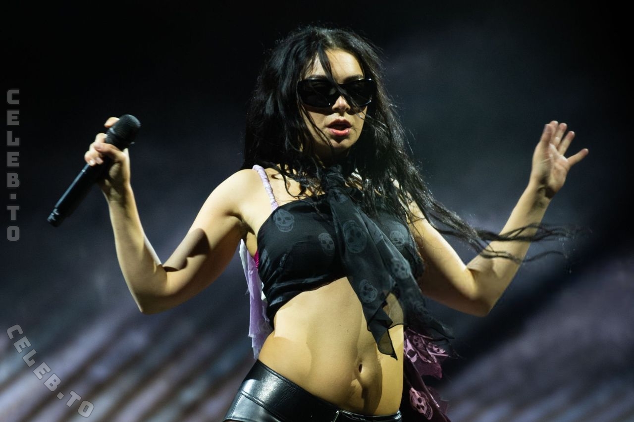Charli XCX nude photo 8