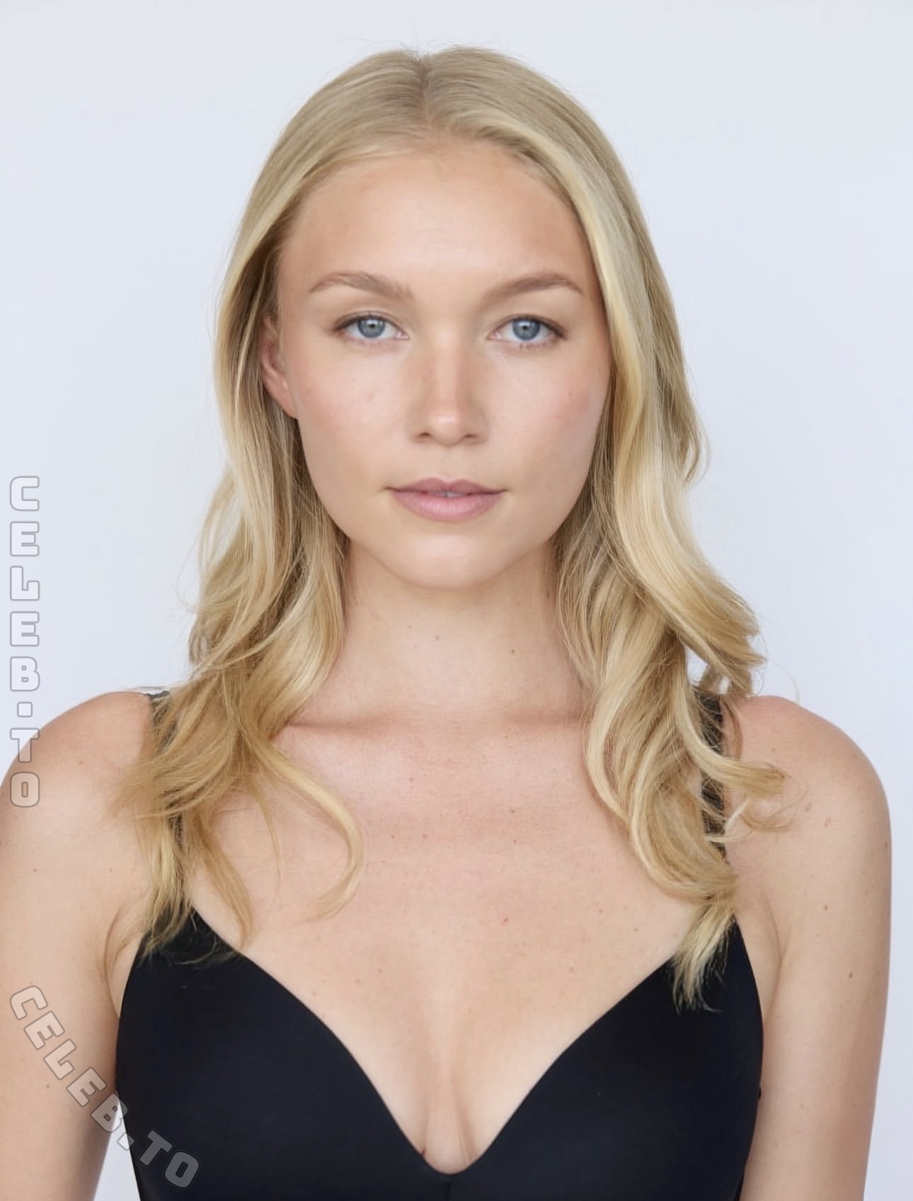 Chiara Schmitt nude photo 4
