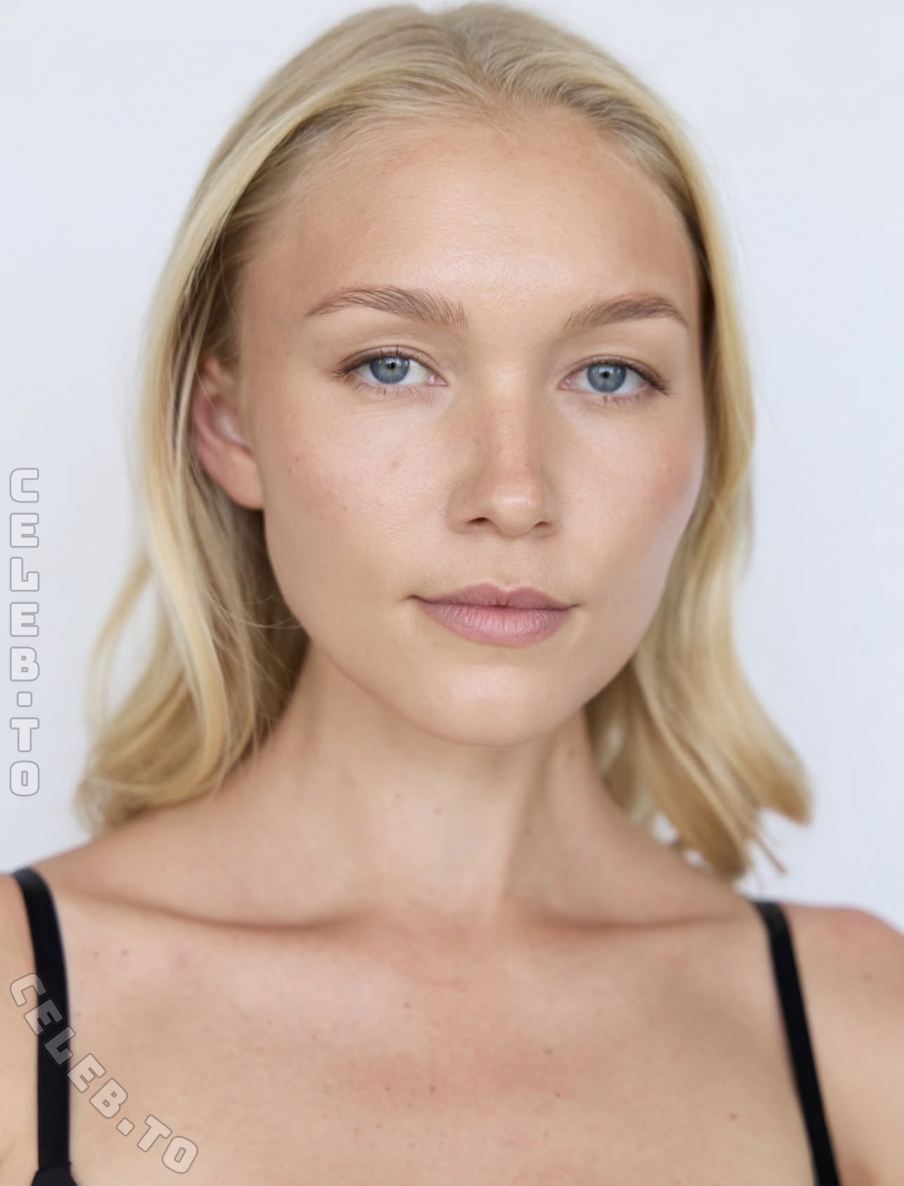 Chiara Schmitt nude photo 6