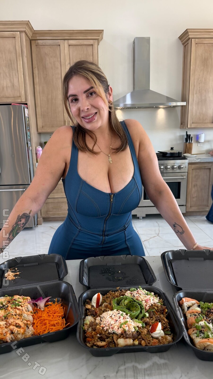Chimocurves nude photo 2