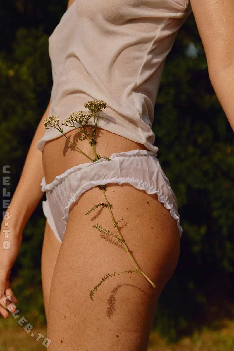 Chloe Bechini nude photo 6