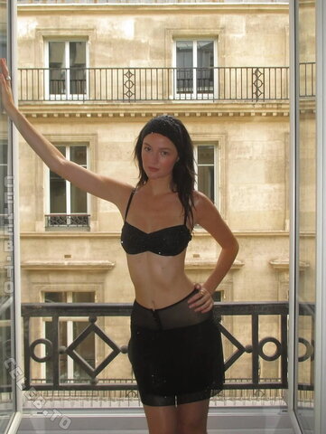 Chloe Bechini nude photo 1