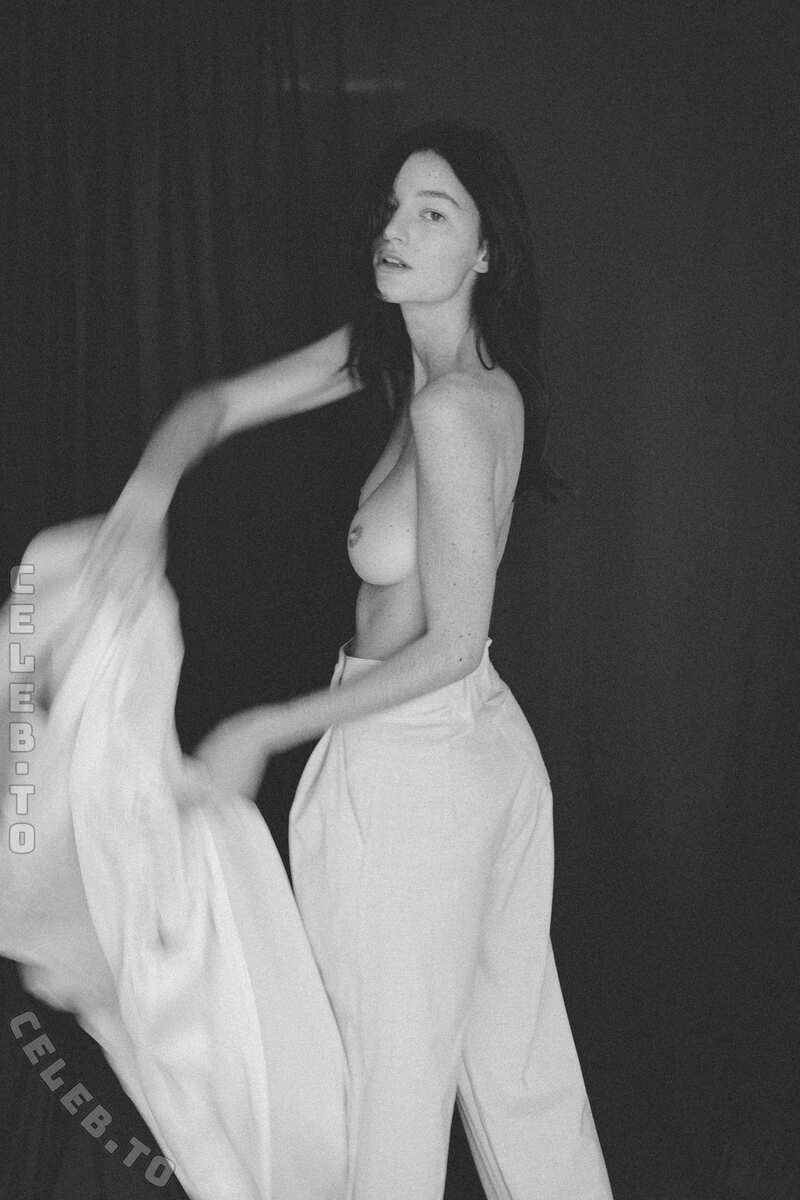 Chloe Bechini nude photo 5