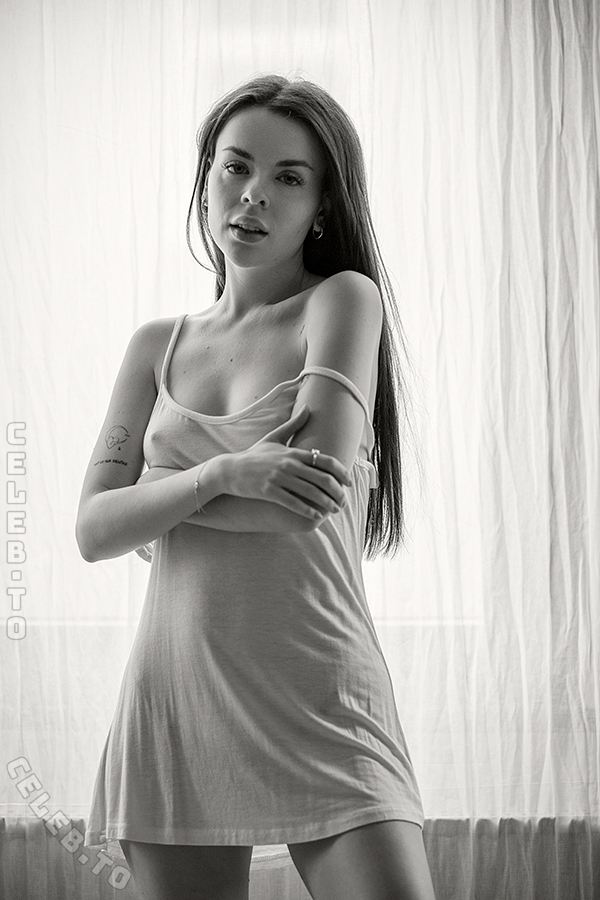 Chloe Loe nude photo 9