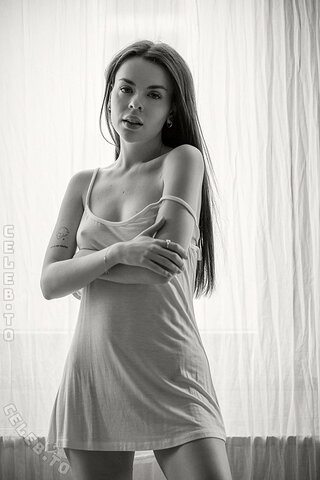 Chloe Loe nude photo 6