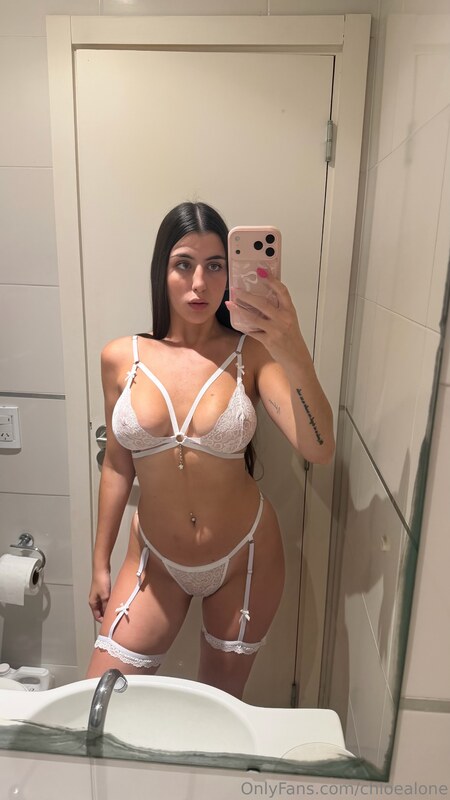 Chloe nude photo 5