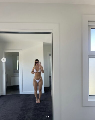 Chlotobin nude photo 2
