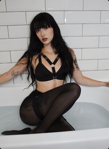 Chlover nude photo 4