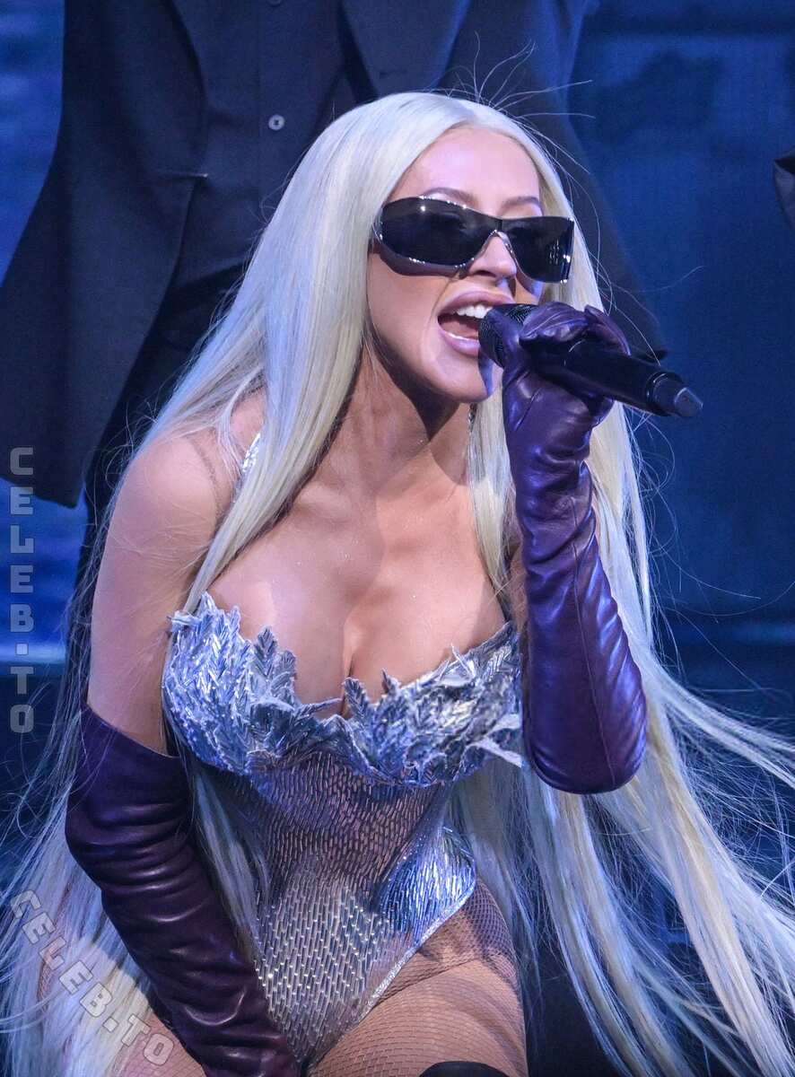 Christina Aguilera nude photo 2