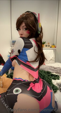Cinnannoe nude photo 16