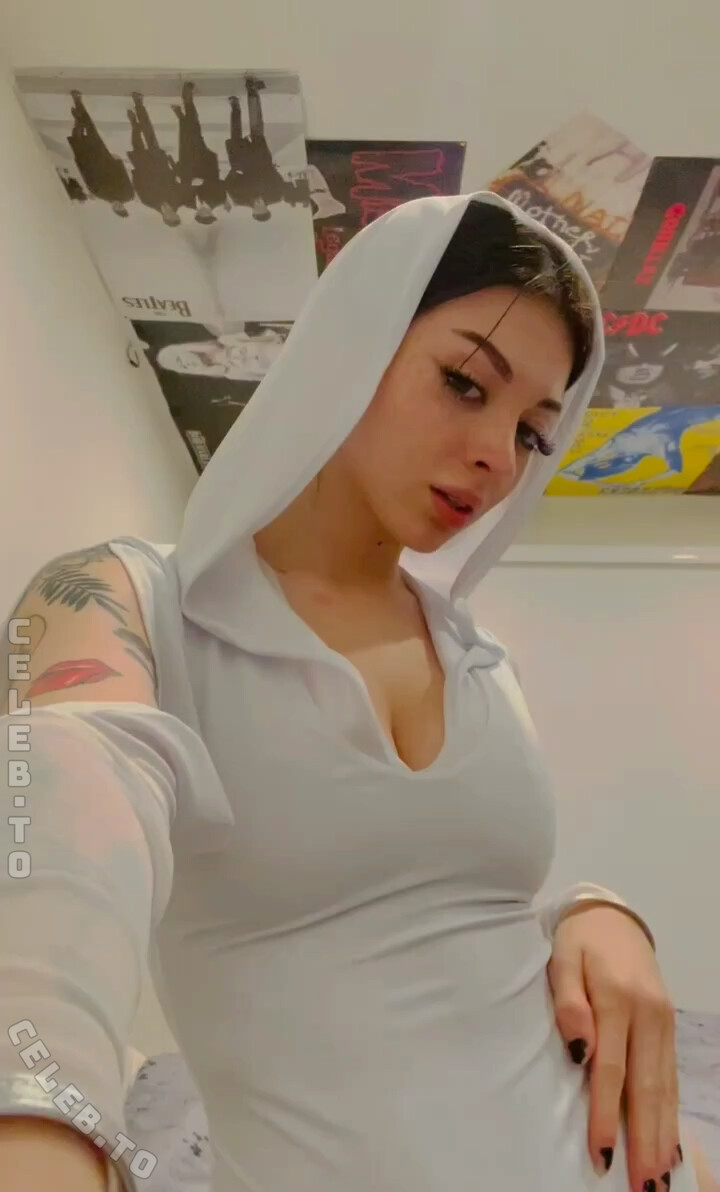 Cinnannoe nude photo 4