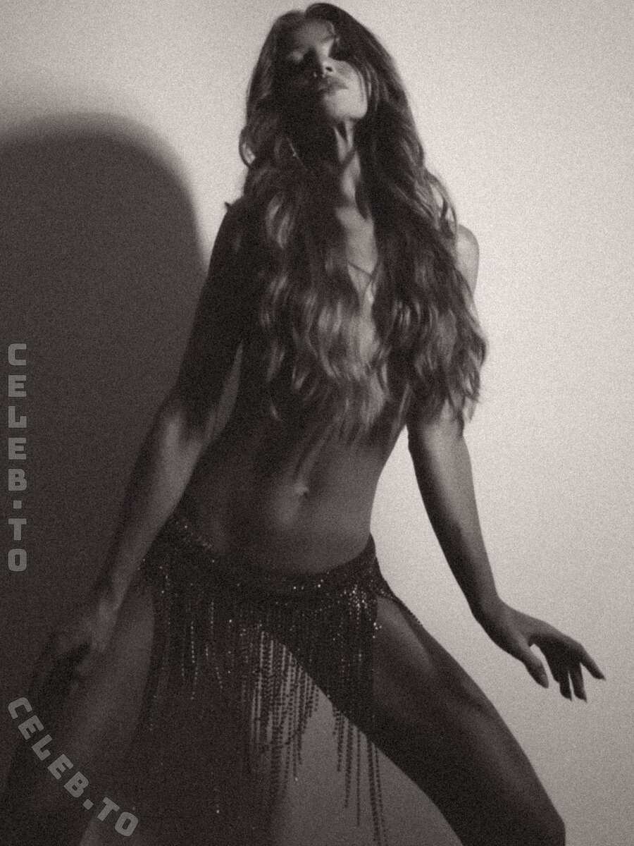 Cintia Dicker nude photo 9