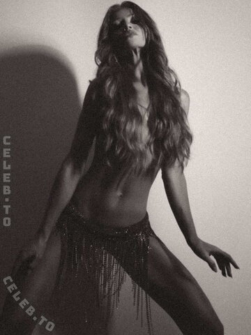 Cintia Dicker nude photo 9