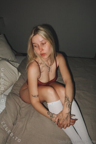 Cirizzle nude photo 2