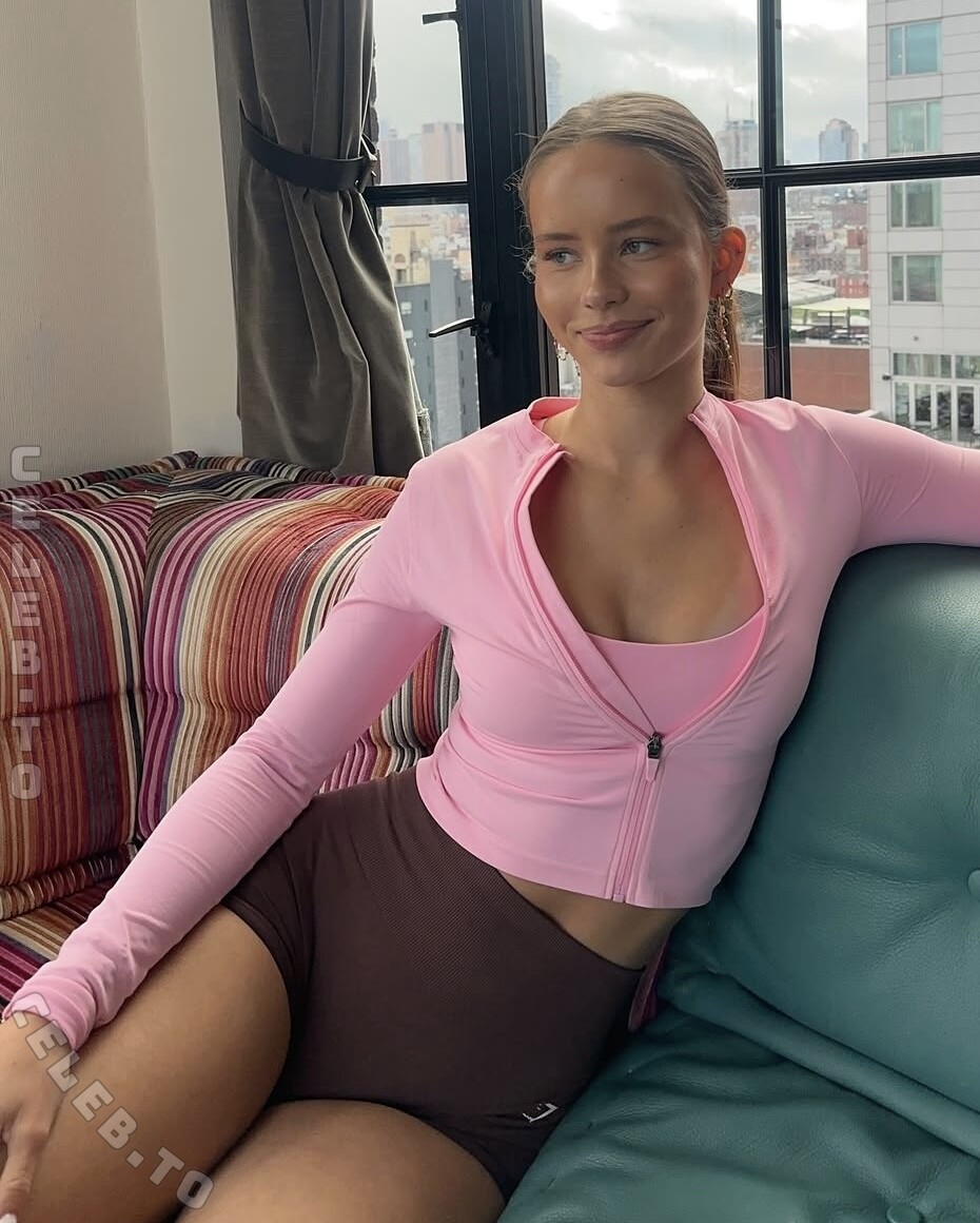 Clairemaele nude photo 7