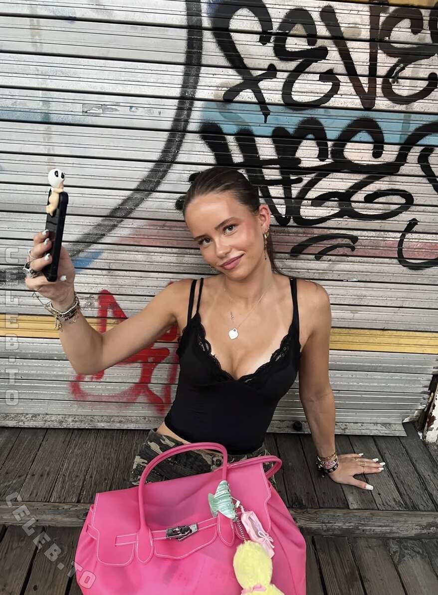 Clairemaele nude photo 4