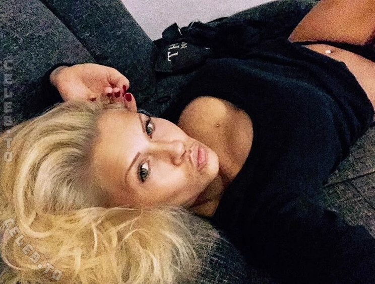 Claudiafit nude photo 9