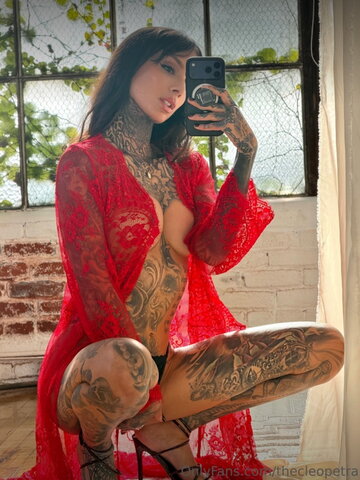Cleo Petra Hot (3 photos)