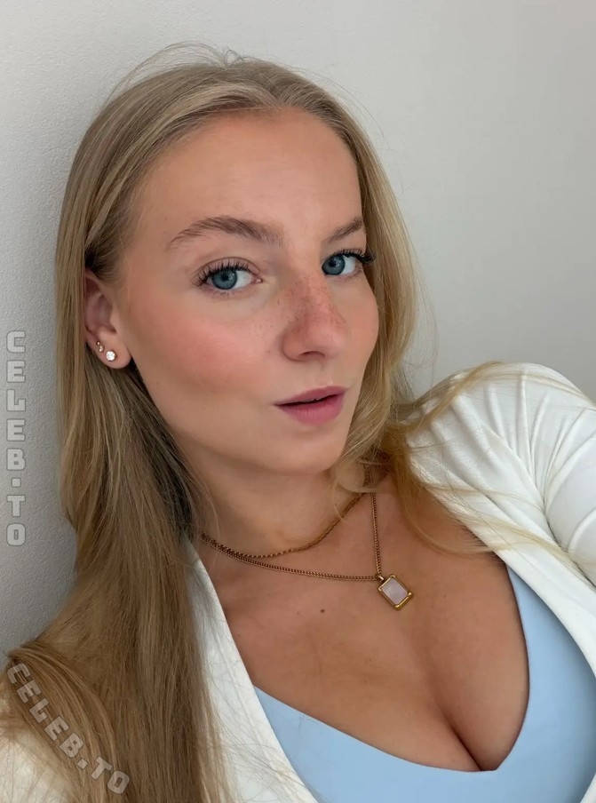 Coliendk nude photo 1