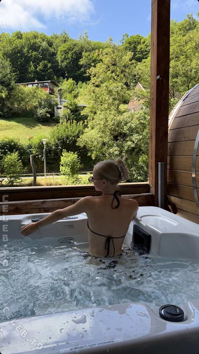 Coliendk nude photo 1