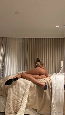 Corinna Kopf Fresh (1 photo)
