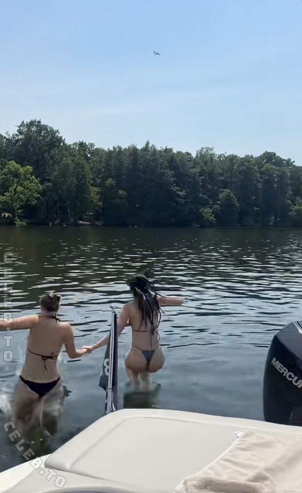 Coupleontour nude photo 4