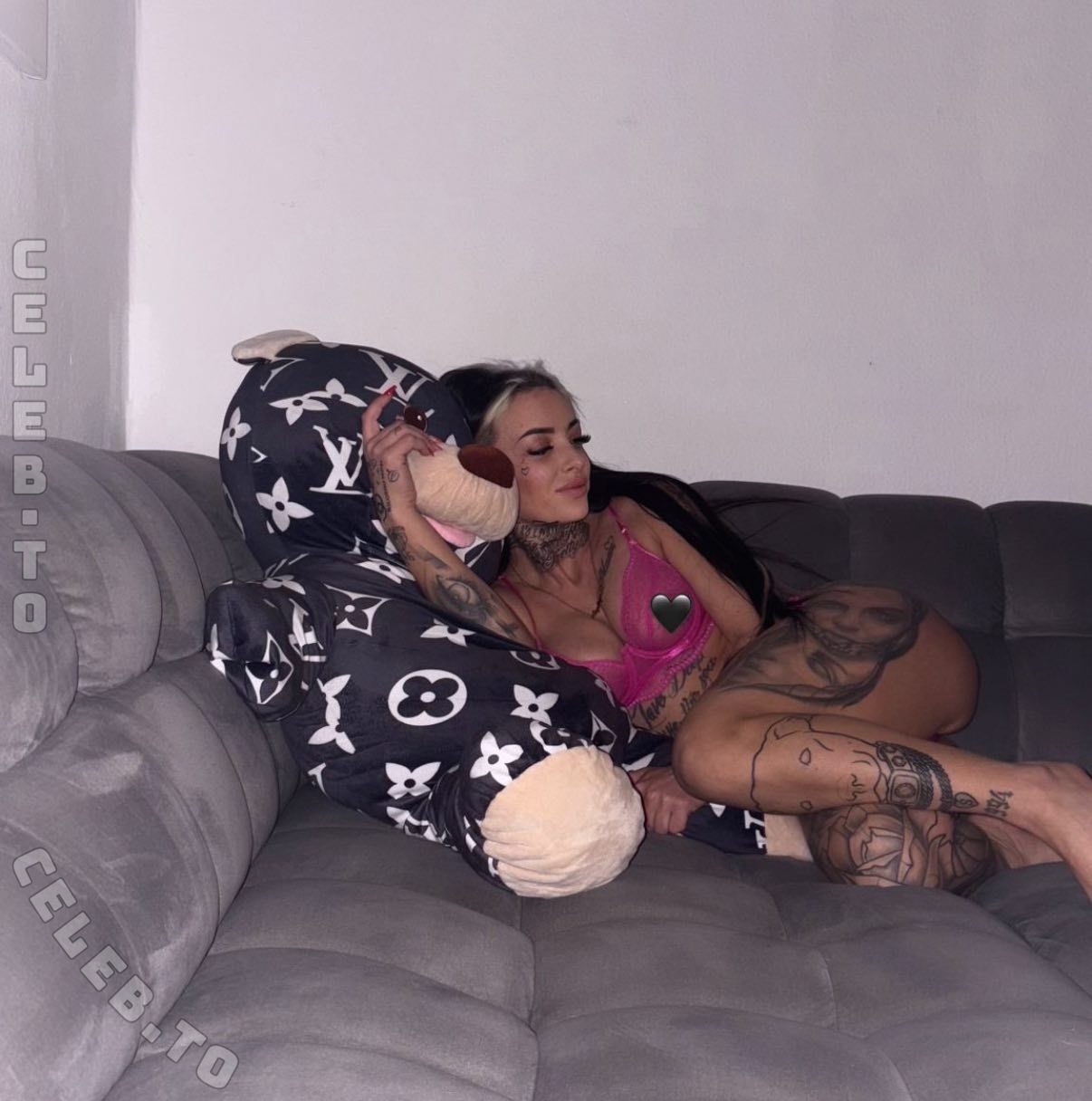 Craengiefourtwenty nude photo 6