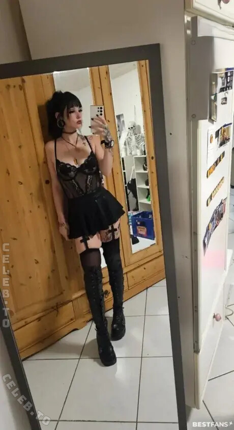 Crazy Badgirl nude photo 2