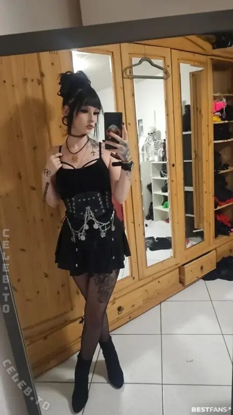 Crazy Badgirl nude photo 3