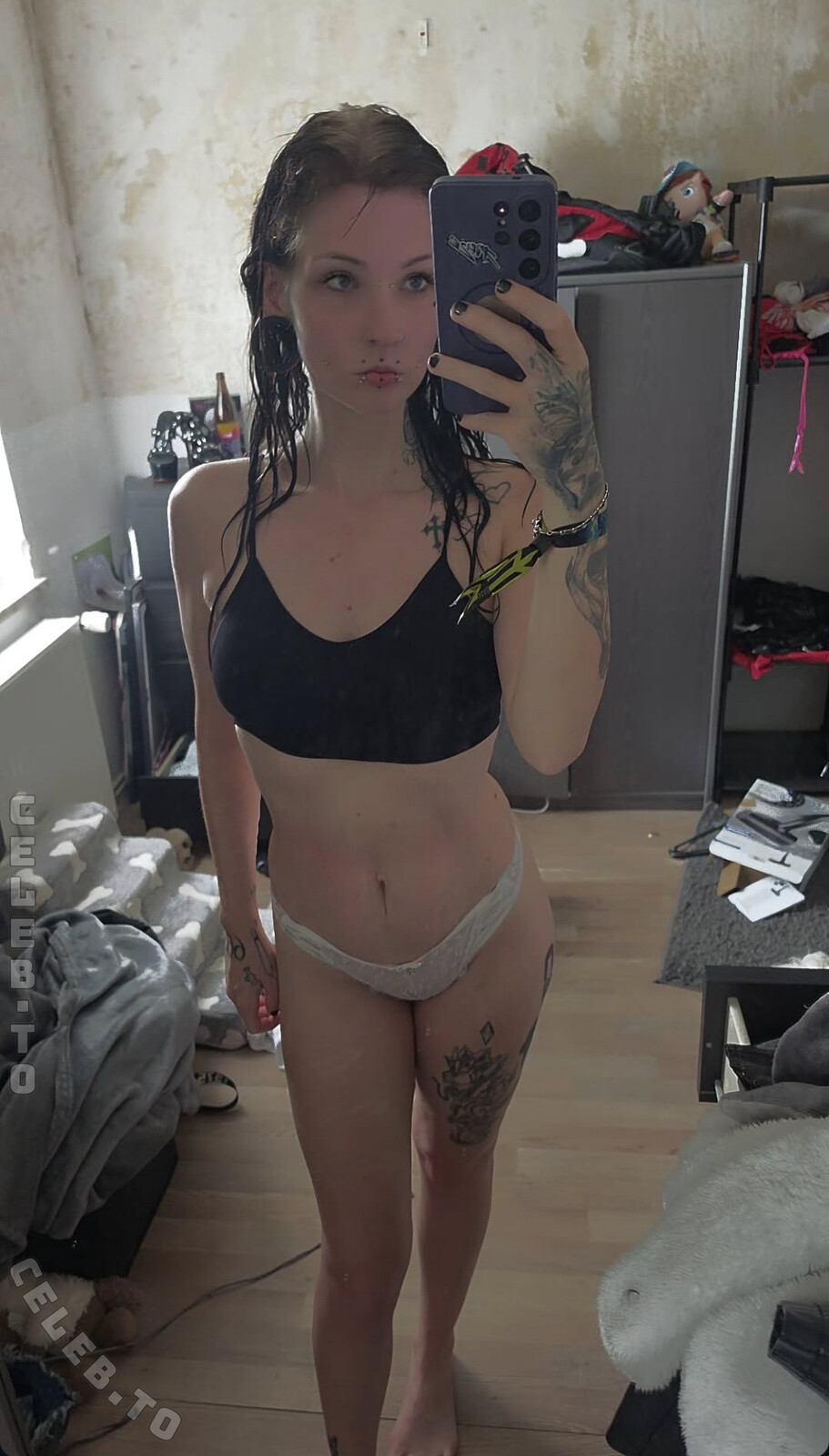 Crazy Badgirl nude photo 9