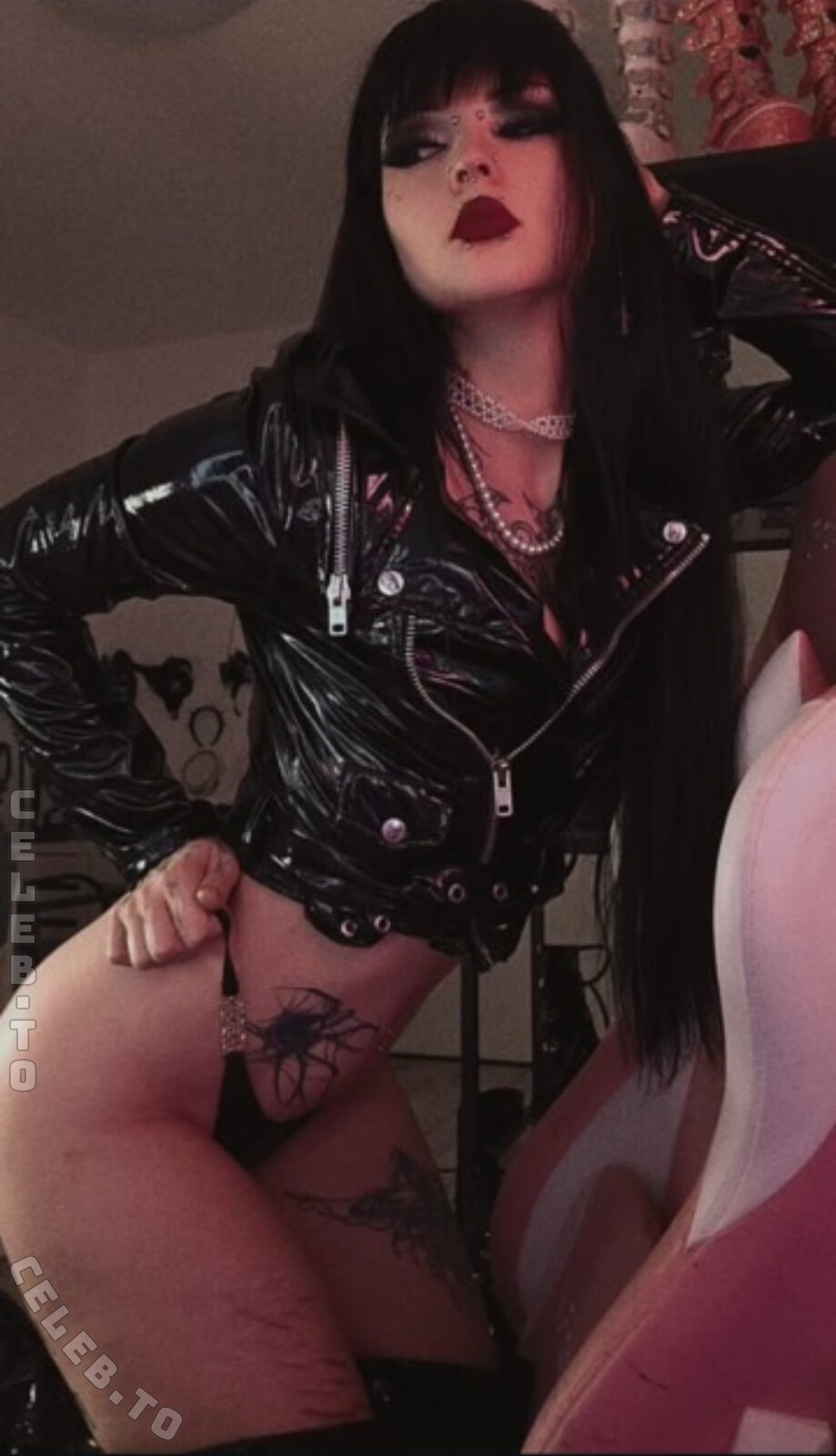 Crazy Badgirl nude photo 4
