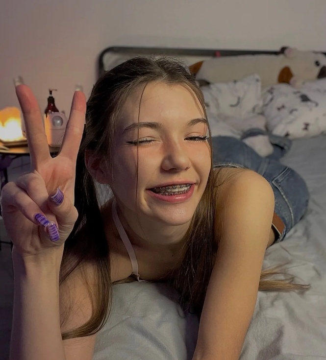 crazycutelina nude photo 3