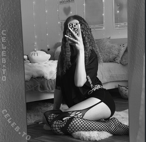 crystalmarykitty – Pretty influencer from Berlin who likes to dress and show herself revealingly