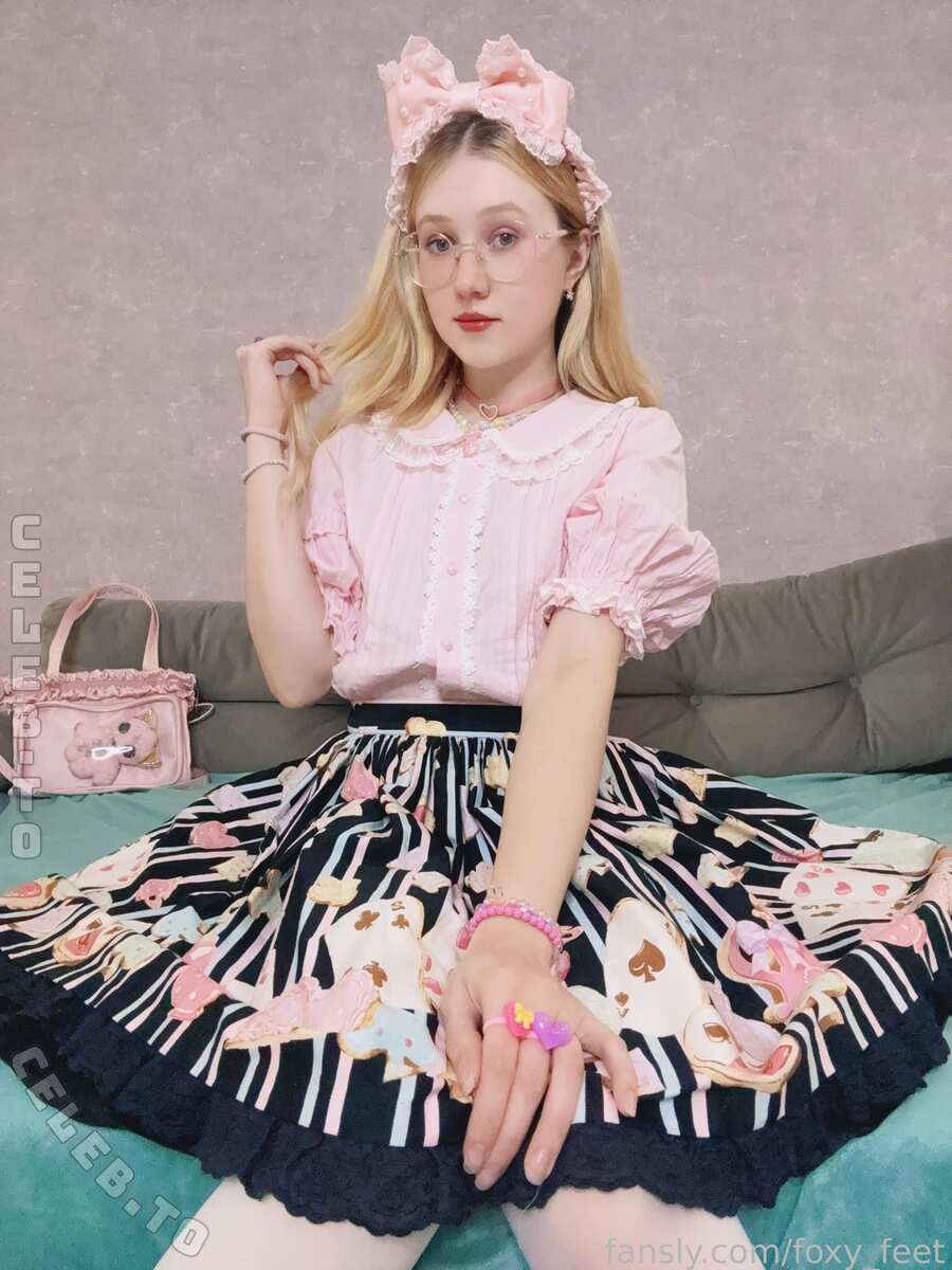 Cute Foxy Feet nude photo 4